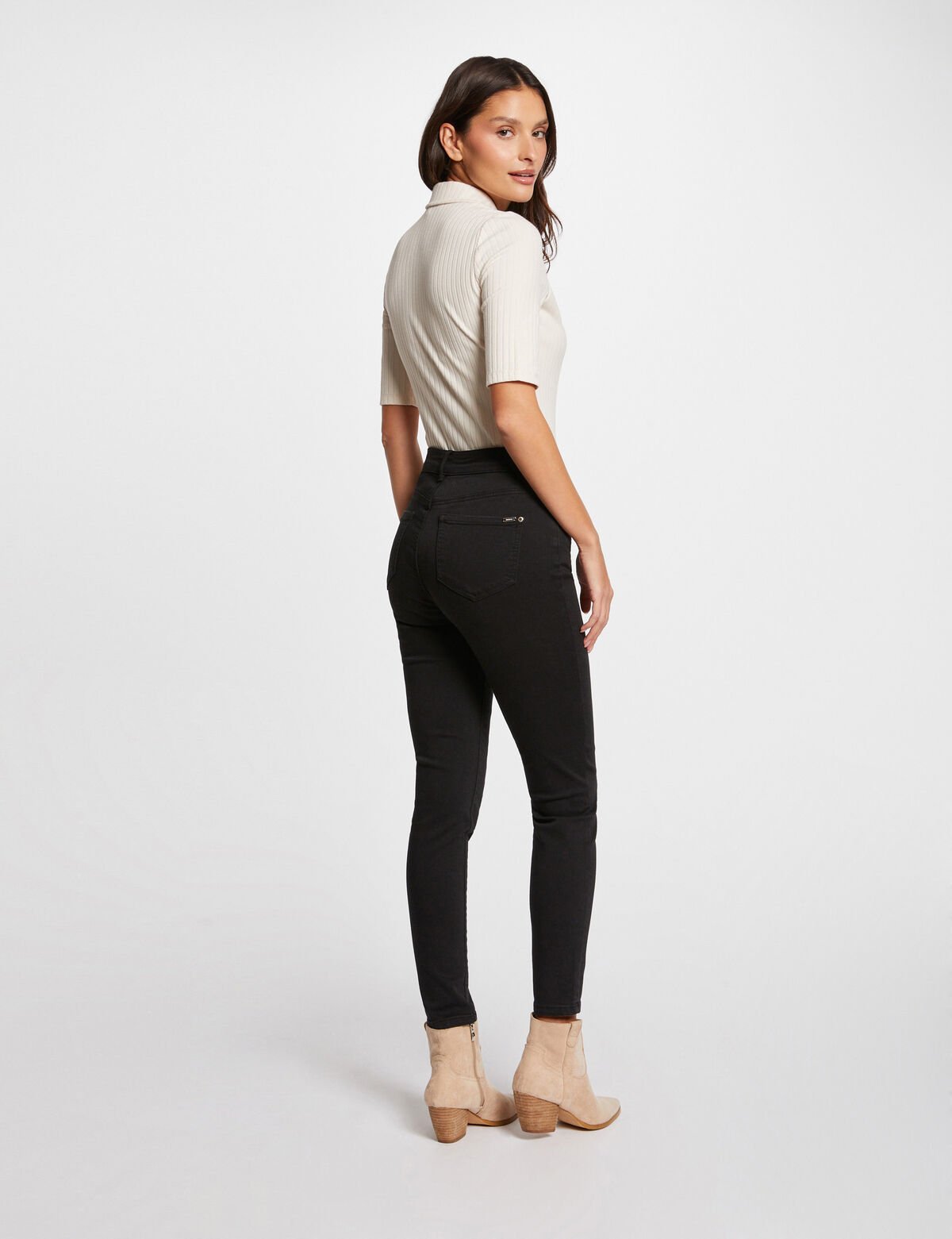 Pantalón skinny estilo corto 5 bolsillos negro 241-Polia