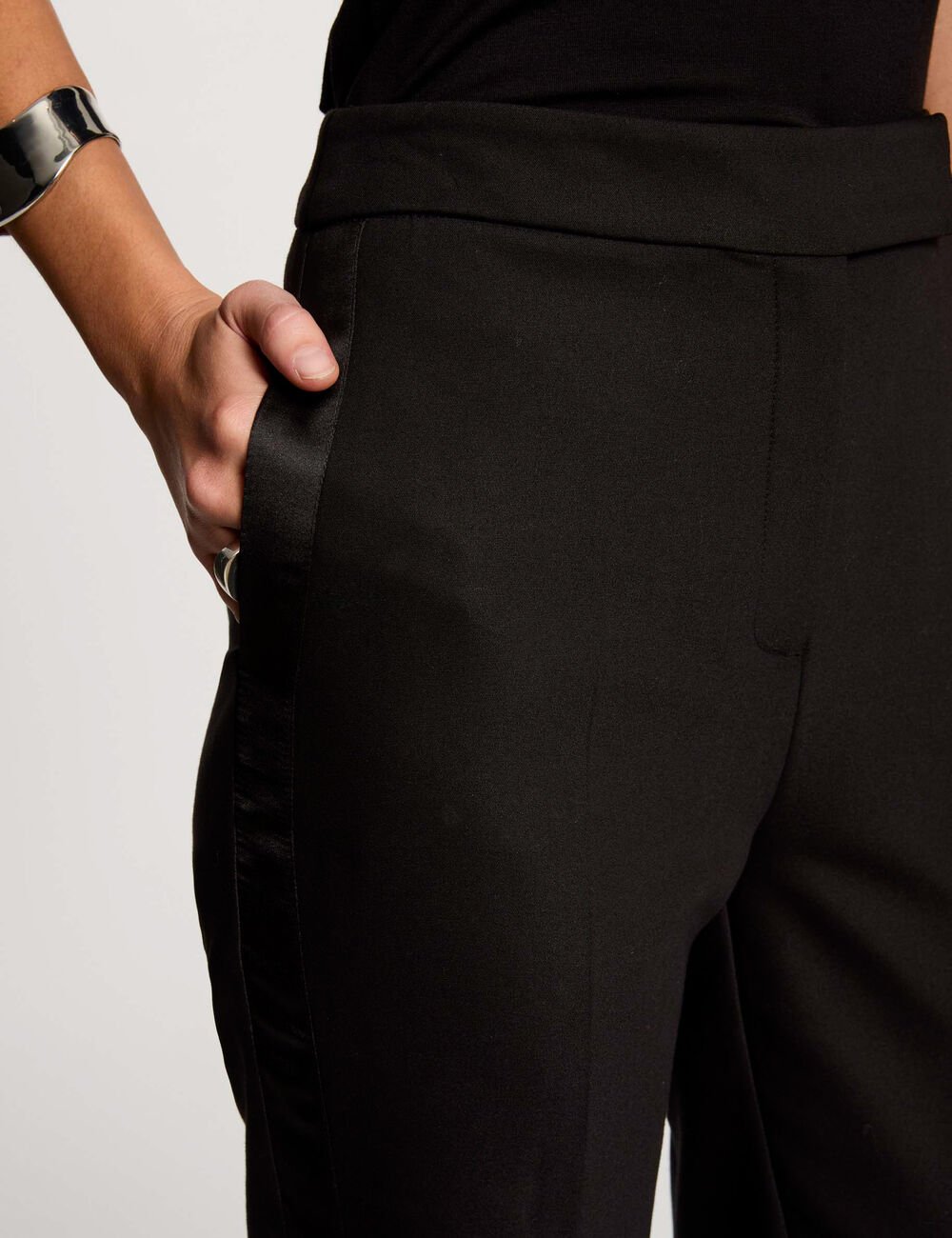 Pantalon negro con raya en raso 242-Pfiby.f